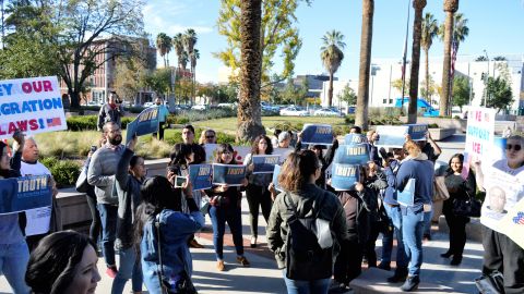 Decenas de personas se dieron cita afuera del Centro de Gobierno de San Bernardino antes del foro. (Alejandro Cano, Especial para La Opinión)