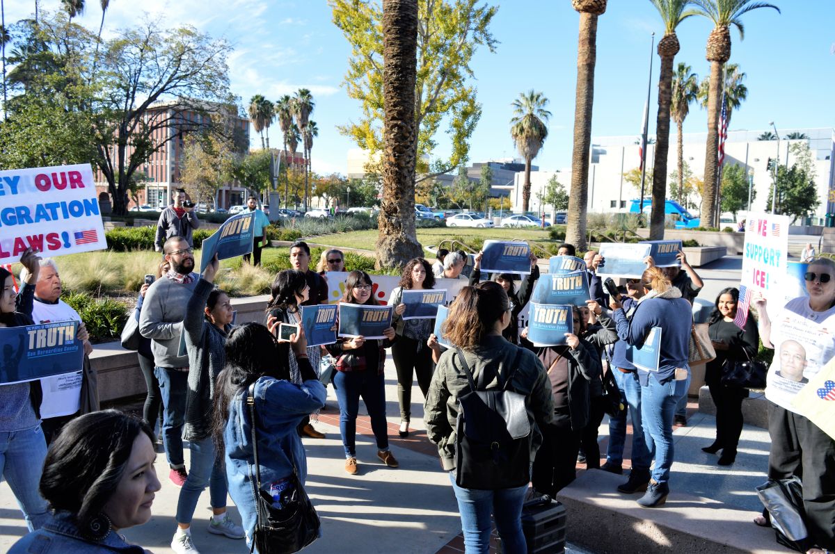 Decenas de personas se dieron cita afuera del Centro de Gobierno de San Bernardino antes del foro. (Alejandro Cano, Especial para La Opinión)