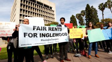Miembros de la Coalición Uplift Inglewood protestaron por el aumento descontrolado de rentas en la ciudad de Inglewood. (Aurelia Ventura/La Opinion)
