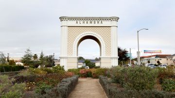 Arco de Alhambra en la esquina del Bulevar Valley y la Avenida Fremont. (Aurelia Ventura/La Opinion)