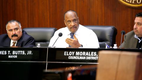 El alcalde de Inglewood James T. Butts (c).