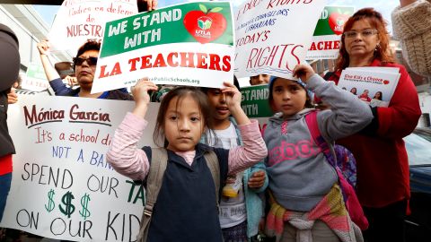 Padres y estudiantes se manifestaron este viernes para pedir mejoras en las escuelas./ foto: Aurelia Ventura.