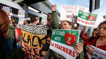 01/11/19 /LOS ANGELES/Parents, students and supporters joined civil rights, faith leaders, during a news conference in front RFK Community School, in support of United Teachers Los Angeles. (Aurelia Ventura/La Opinion)