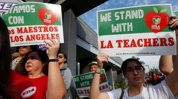 Padres y miembros del Sindicato de Maestros de Los Ángeles se preparan para la huelga de educadores. (Aurelia Ventura/La Opinion)
