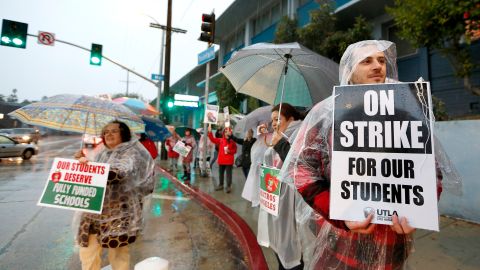 Maestros del LAUSD siguen protestando afuera de las escuelas. (Aurelia Ventura/La Opinion)