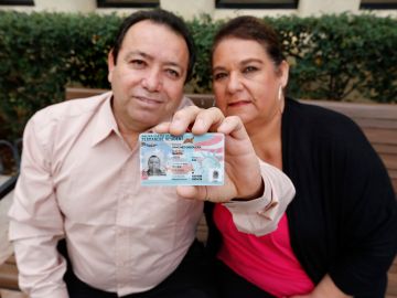 Martín Sánchez y su esposa María muestran orgullosos la 'green card' que acaba de recibir el mexicano después de vivir casi tres décadas como indocumentado. (Aurelia Ventura/La Opinion)