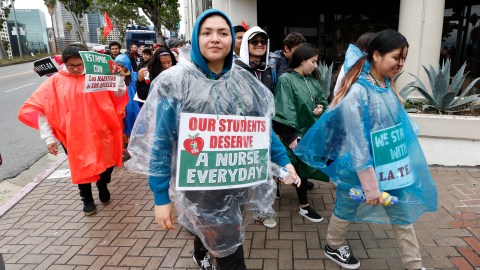 Los maestros del LAUSD se manifestaron este martes bajo la lluvia de Los Ángeles. / fotos: Aurelia Ventura.