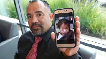 Anthony García muestra la imagen de su hija Kylah, quien asegura aún está convaleciente. / foto: Aurelia Ventura/