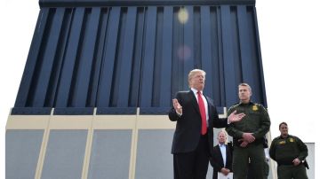 Trump inspeccionó personalmente diferentes prototipos del muro.