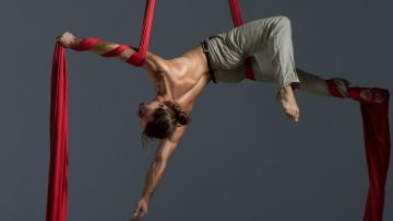 La tela acrobática permite hacer ejercicios sorprendentes.
