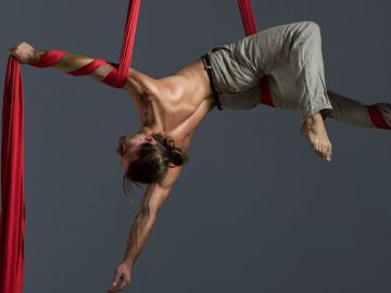 La tela acrobática permite hacer ejercicios sorprendentes.
