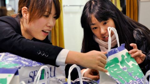 Miles hacen cola en sus tiendas favoritas para hacerse con una fukubukuro.