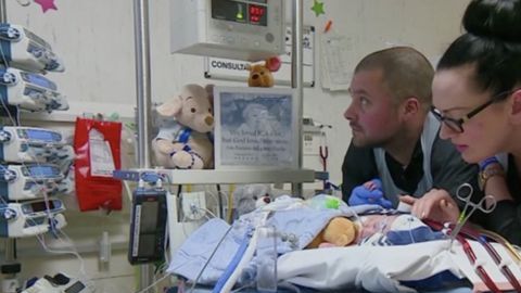 Luchan por salvar a su segundo hijo