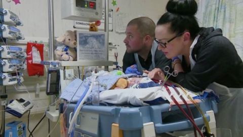 Luchan por salvar a su segundo hijo