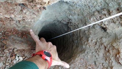 Los bomberos han introducido cámaras en el agujero.