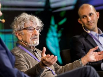 El biólogo chileno Humberto Maturana junto al neurocientífico británico Anil Seth.
