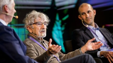 El biólogo chileno Humberto Maturana junto al neurocientífico británico Anil Seth.