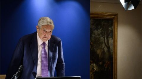 George Soros critica el uso de tecnología para coartar la democracia.