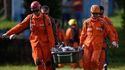 Los equipos de rescate trabajan sin descanso.