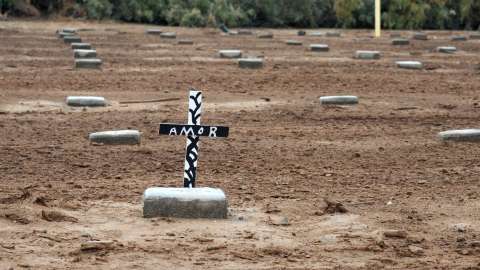 Tumbas sin nombre en Holtville, California.