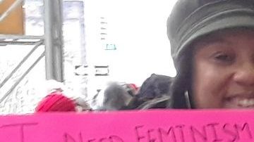 Un par de manifestantes en la 6ta Avenida de Manhattan