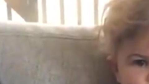Reacción niña conoce hermano