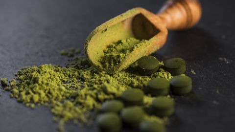 La espirulina es una fuente de nutrientes, proteínas, vitaminas y minerales.