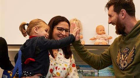 Lionel Messi y Luis Suárez convivieron con niños en nueve hospitales del Barcelona