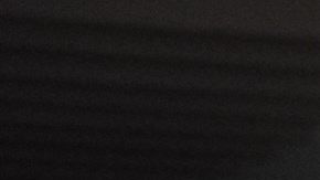 Erika Ronson (i) y Shugey Rivera posan con una rosca de reyes de La Monarca.