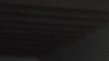 Erika Ronson (i) y Shugey Rivera posan con una rosca de reyes de La Monarca.