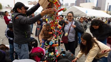 El Dia de Reyes llega a un refugio de niños inmigrantes en Los Ángeles.