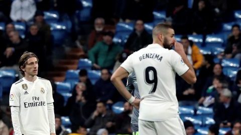 Los jugadores del Real Madrid al perder con la Real Sociedad.