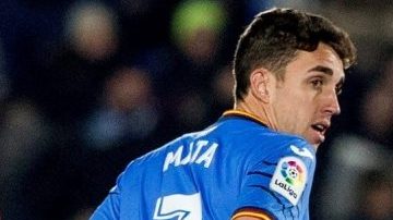 Lionel Messi y el delantero del Getafe, Jaime Mata  durante el Barcelona -Getafe.