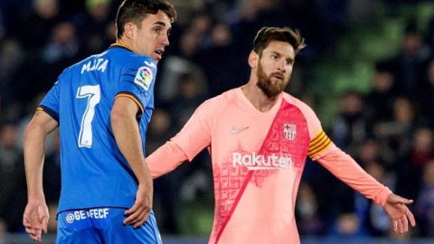 Lionel Messi y el delantero del Getafe, Jaime Mata  durante el Barcelona -Getafe.