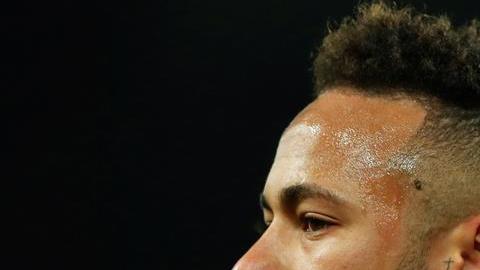 Neymar del París Saint Germain durante el partido en que el Guingamp, los eliminó de la Copa de Francia.