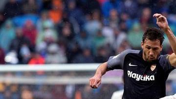 Casemiro disputa un balón en el duelo entre Real Madrid y Sevilla