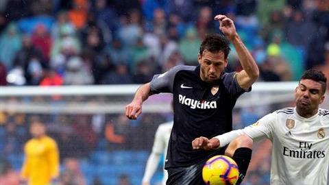 Casemiro disputa un balón en el duelo entre Real Madrid y Sevilla