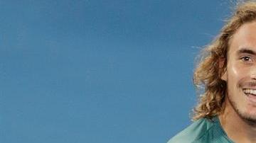 El tenista griego Stefanos Tsitsipas eliminó a Roger Federer del Abierto de Australia.