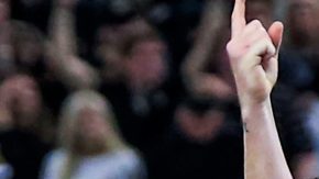 El pateador de Los Angeles Rams Greg Zuerlein celebra el pase al Super Bowl.