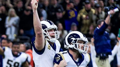 El pateador de Los Angeles Rams Greg Zuerlein celebra el pase al Super Bowl.