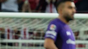 Jugadores de Chivas celebran su gol ante Toluca en el estadio Akron.