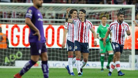 Jugadores de Chivas celebran su gol ante Toluca en el estadio Akron.