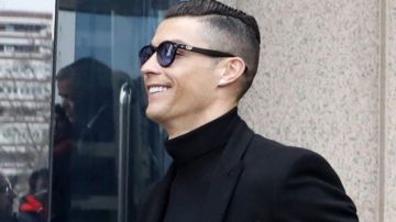 Cristiano Ronaldo sonríe a su salida de los juzgados en Madrid.