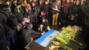Cientos de aficionados le rinden tributo al futbolista argentino Emiliano Sala