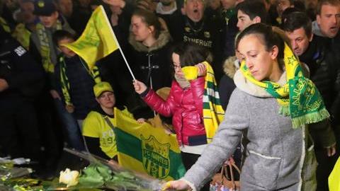 Aficionados del Nantes de Francia colocan ofrendas en memoria de Emiliano Sala