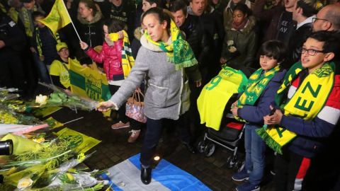 Aficionados del Nantes de Francia colocan ofrendas en memoria de Emiliano Sala