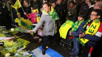 Aficionados del Nantes de Francia colocan ofrendas en memoria de Emiliano Sala