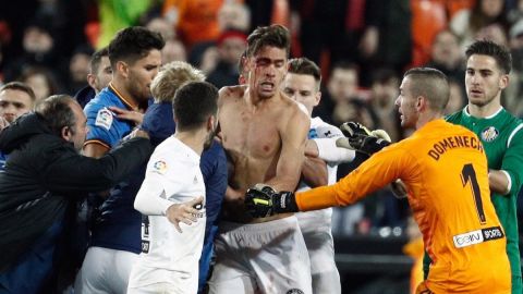 Jugadores del Valencia y el Getafe se enfrentaron a golpes al final del partido por los cuartos de final de la Copa del Rey.