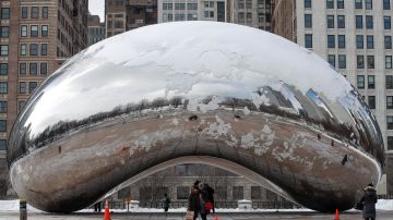 La escultura Cloud Gate durante la ola de frío polar, en Chicago.