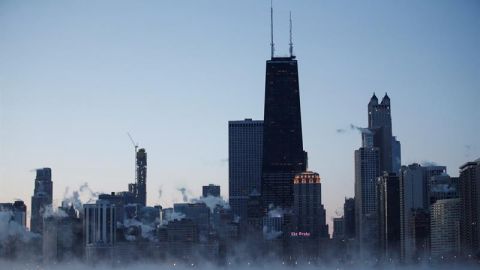 Amanecer de este miércoles en el lago Michigan en Chicago, Illinois.